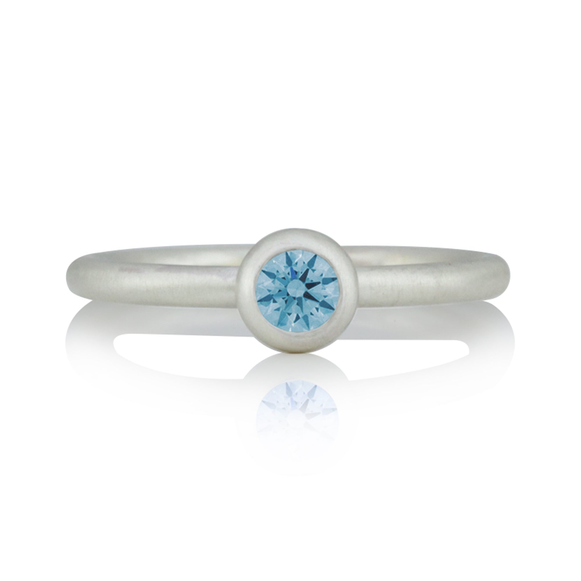 Zarter Ring mit Blauopas. Silberring mattiert und Ringschiene im Rundprofil.